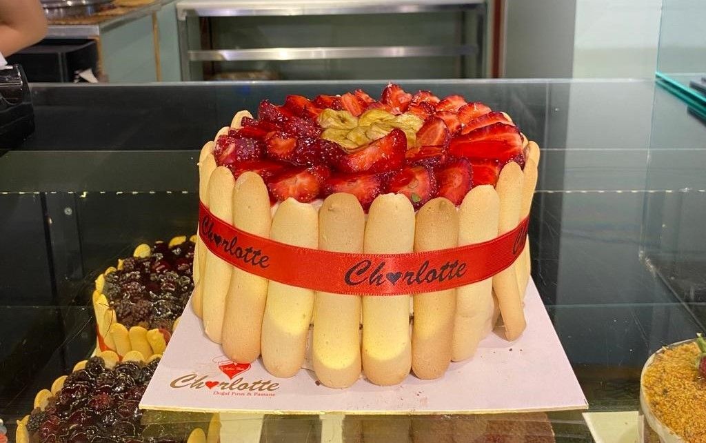Muzlu Çilekli Charlotte Pasta (6 Kişilik)