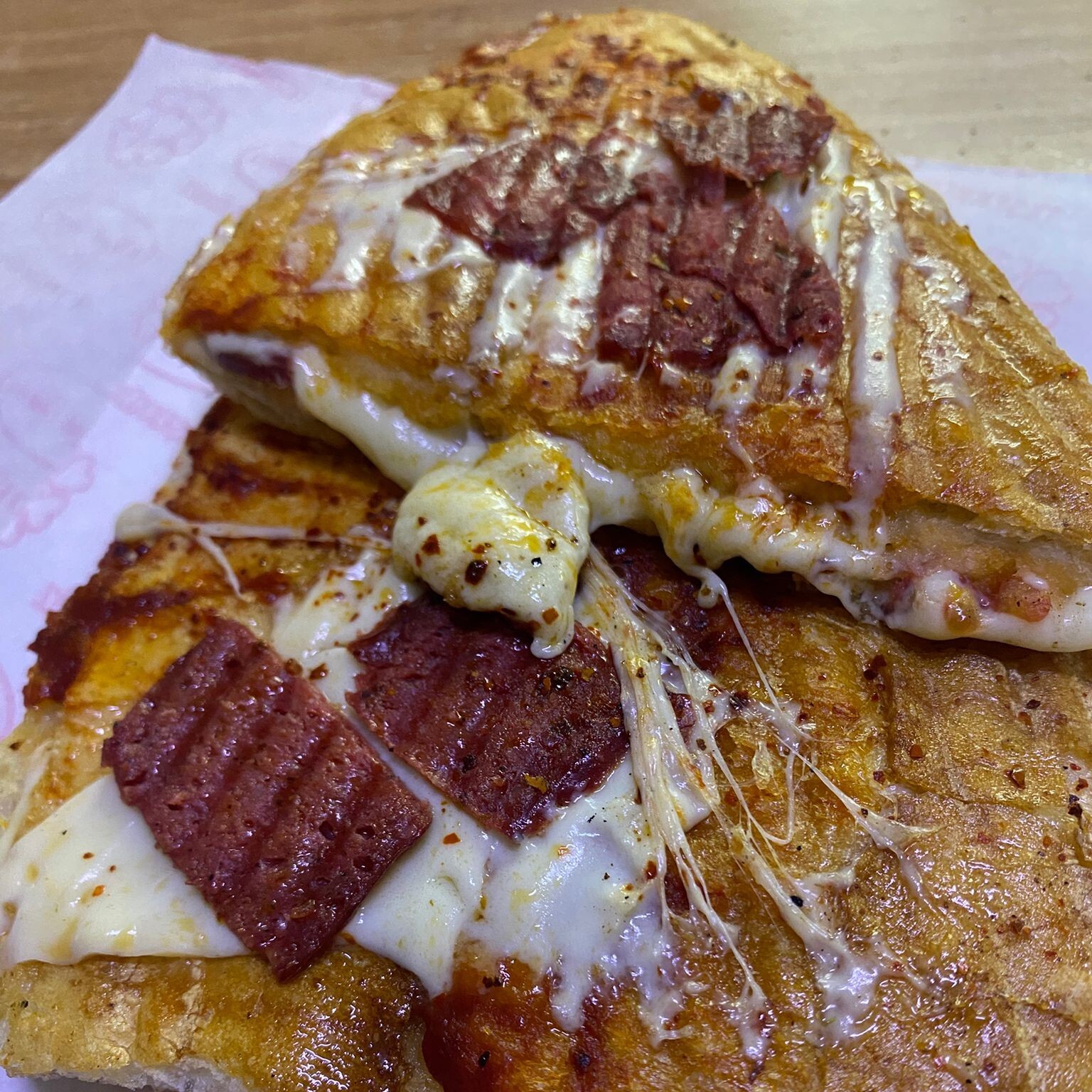 Keyif'li Lezzet Enfes Sucuk Kaşar Tost (Üç Çeyrek)