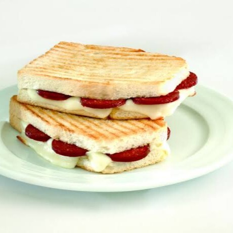 Büyük Boy Sucuk Kaşarlı Tost (Tüm Ekmek)