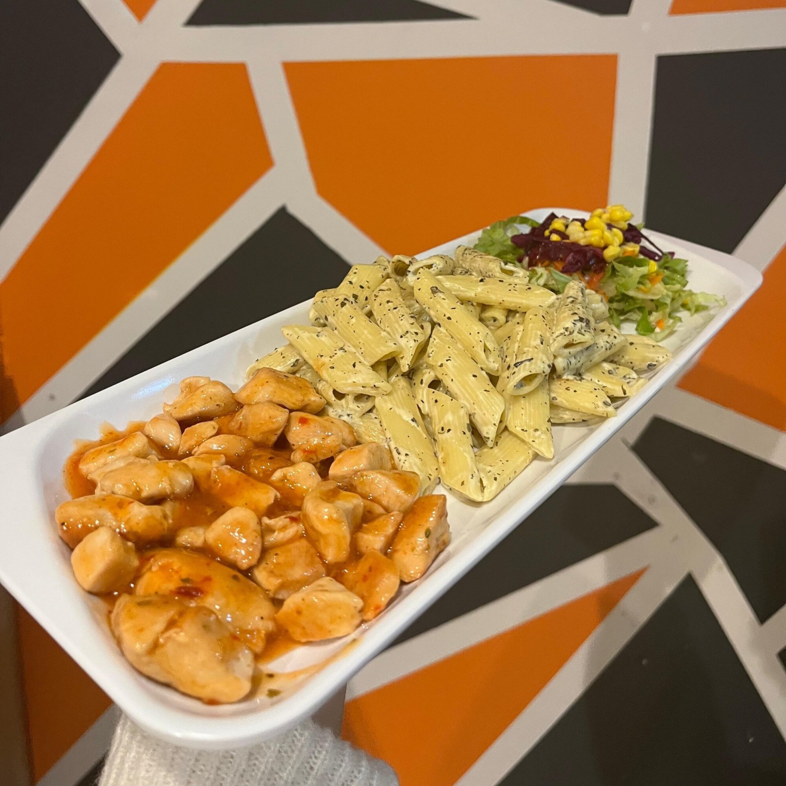 Sweet Chili Tavuk, Kremalı Fesleğenli Penne, Salata
