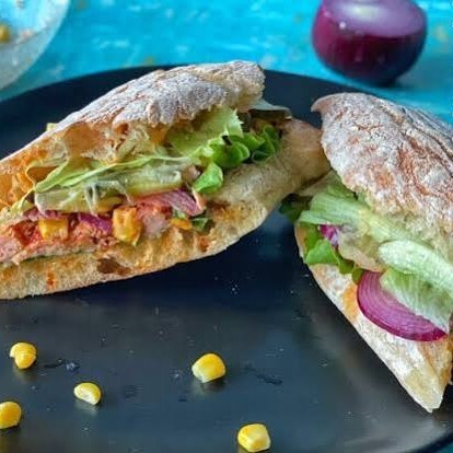 iri ton balıklı kaşarlı mısırlı tost marul ve ketçap mayonez eşliğinde servis edilir