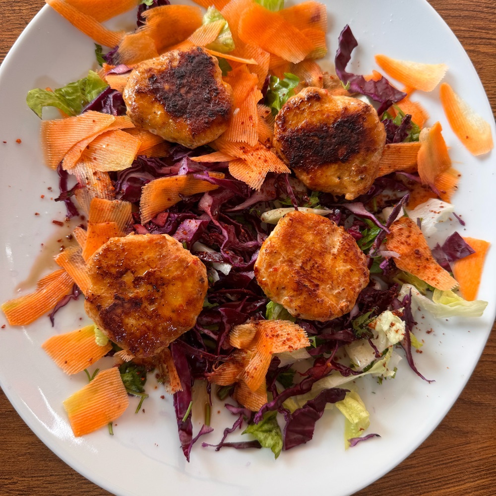 Tavuk Köfteli Salata