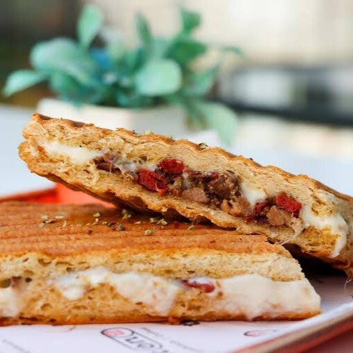 Kavurmalı Sucuklu Kaşarlı Sanayi Usulü Tost
