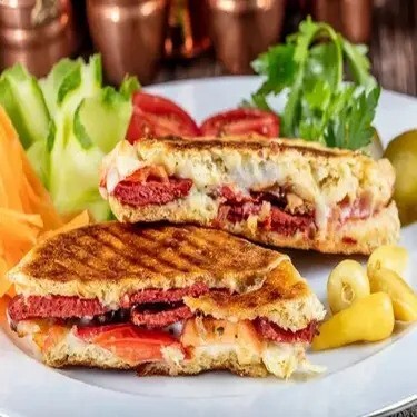 Kaşarlı Sucuklu Bazlama Tost