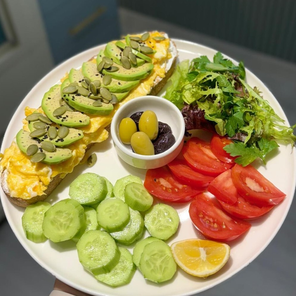Ekmek Üstü Kahvaltı Tabağı (Avokadolu)