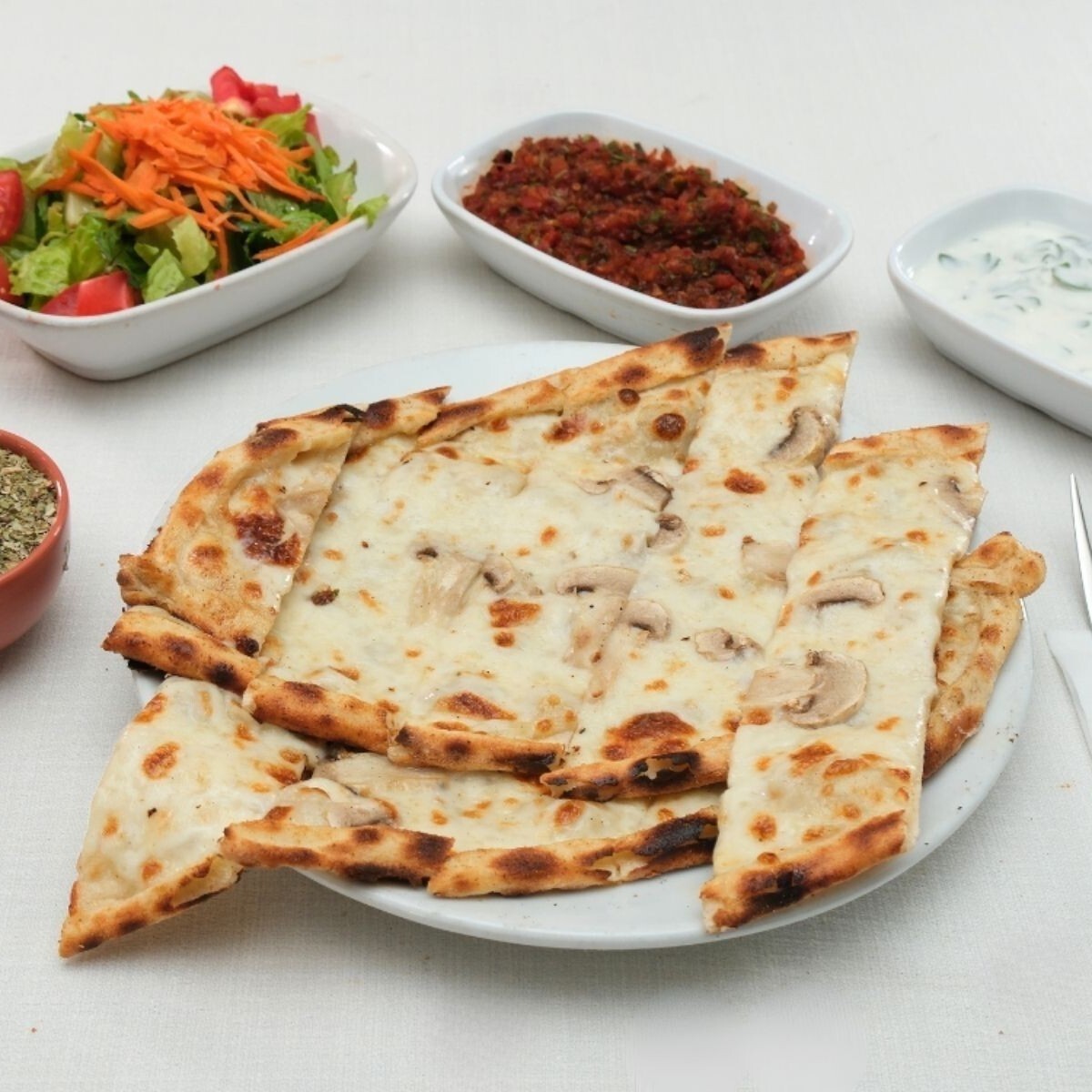 Kaşarlı Mantarlı Pide