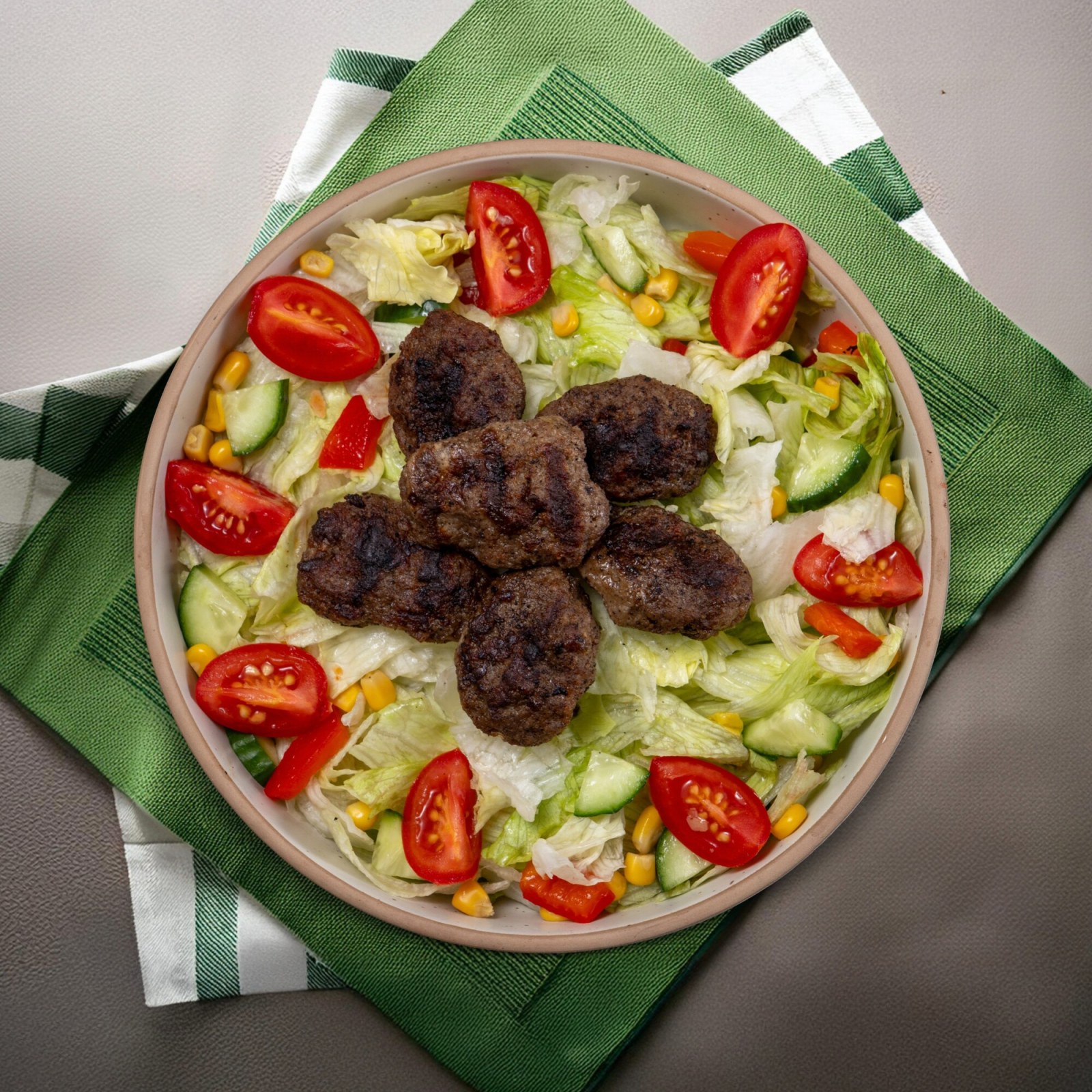 Köfteli Salata