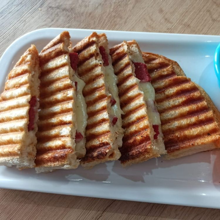 Dana Sucuklu Ayvalık Tostu