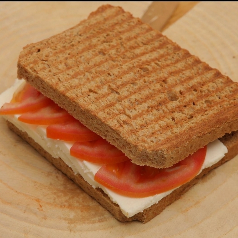 Kepek Ekmeğine B.Peynirli Domatesli Tost