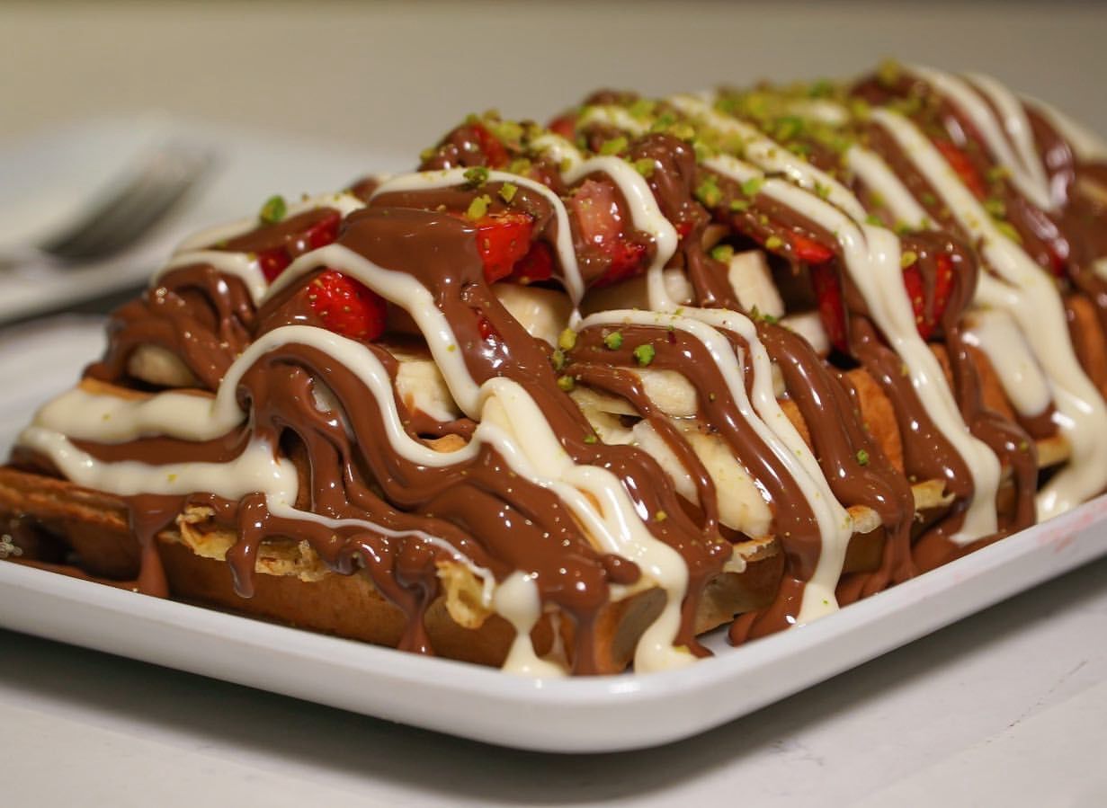 Beyaz Ve Sütlü Çikolatalı Muz & Çilek Waffle