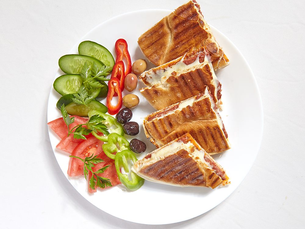 Kaşarlı Sucuklu Bazlama Tost