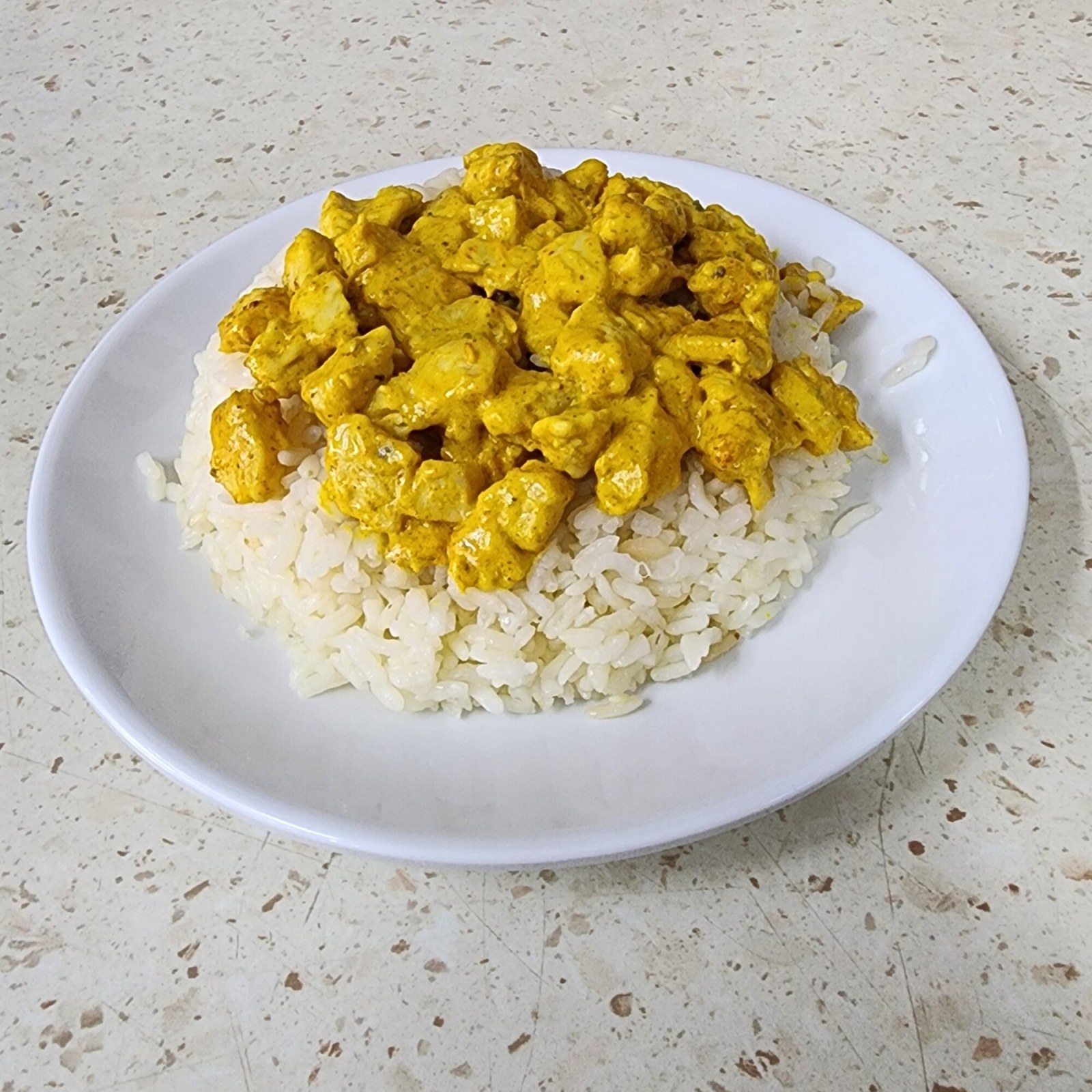 Körili Soslu Tavuk Pilav Salata