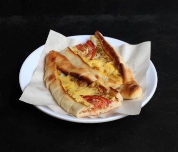 Kıymalı Yumurtalı Pide