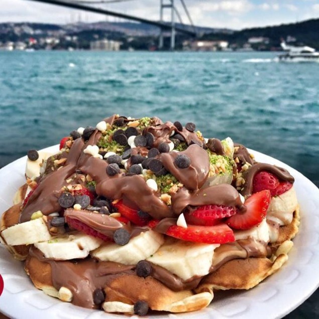 Çilekli Muzlu Waffle