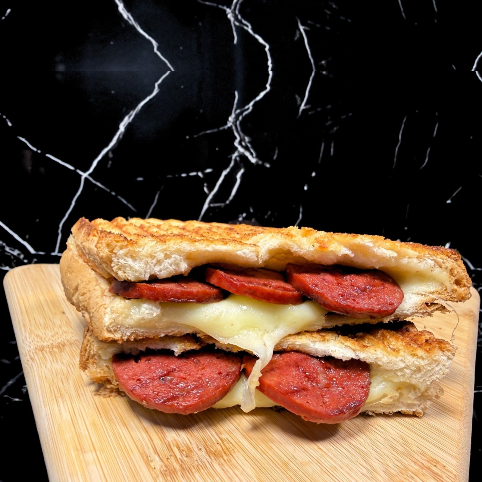 Sucuklu Kaşarlı Tost