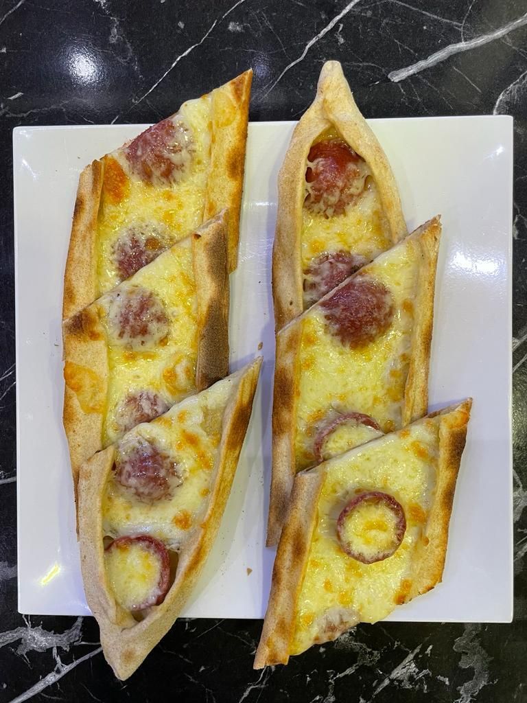 Sucuklu Kaşarlı Pide