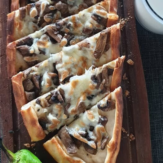 Mantarlı Kaşarlı Pide