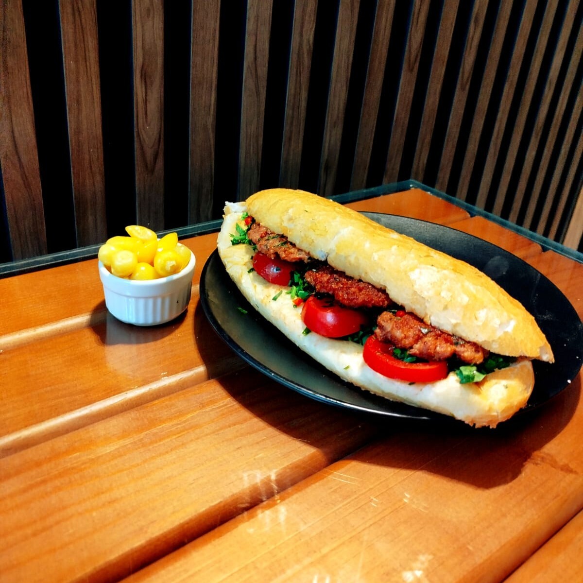 Ekmek Arası Cızbız Köfte + ayran