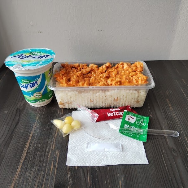 Kremalı Acı Soslu Tavuk Pilav Menü