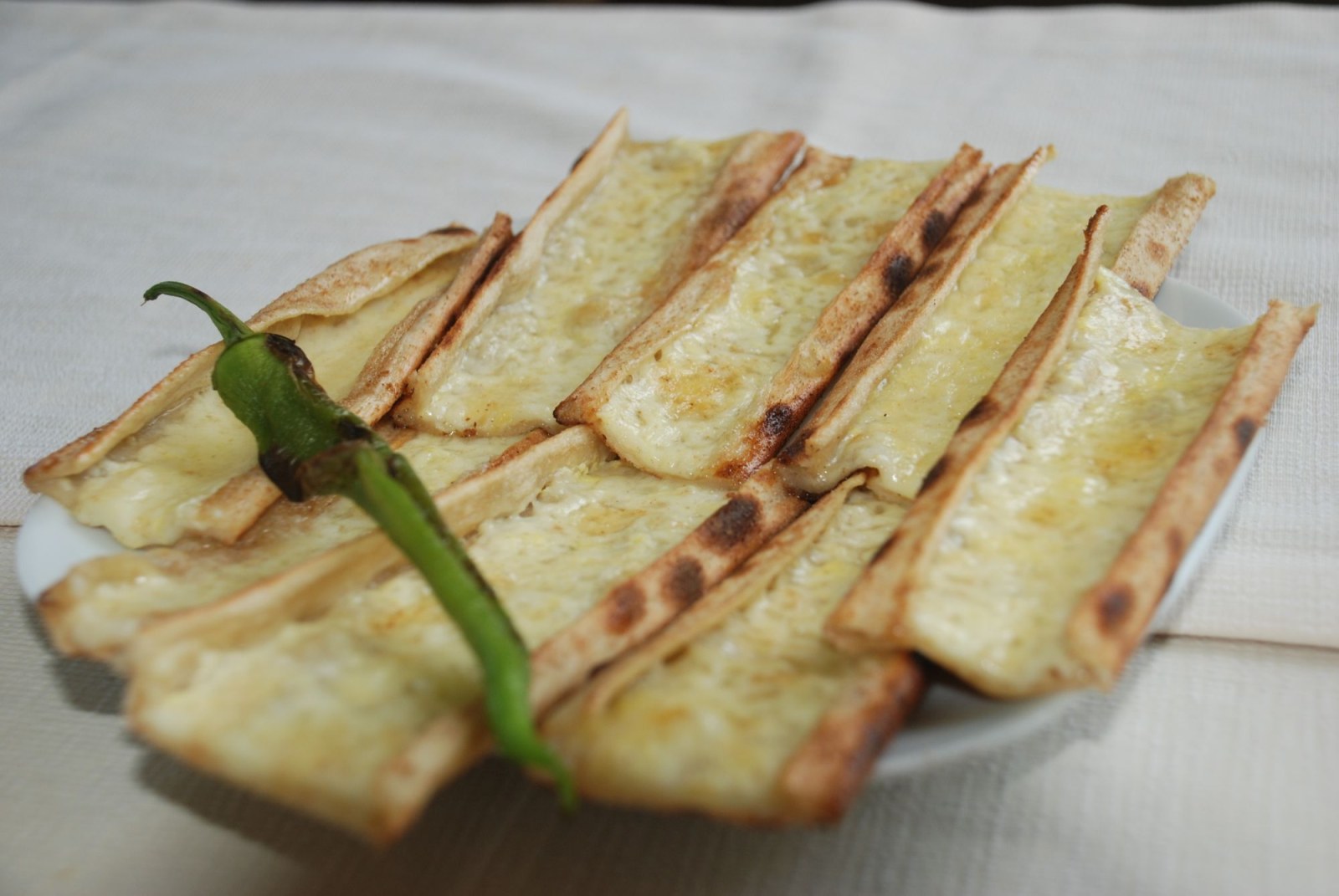 Kaşarlı Pide + Coca Cola Doyuran Menü