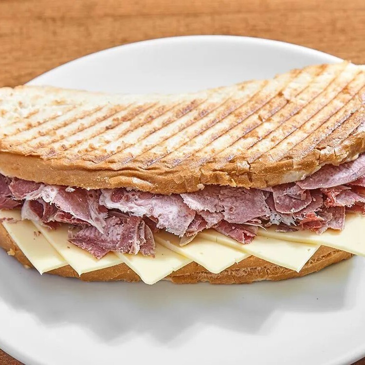 Ayvalık Ekmeğine Dilli Kaşarlı Tost