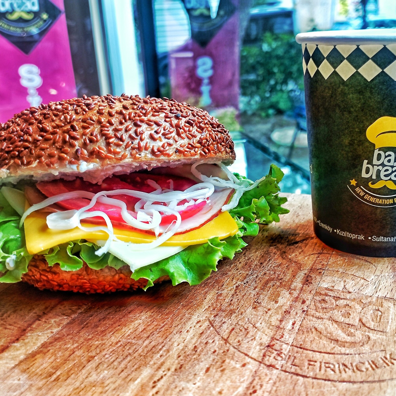 Bagel 4 Peynirli Sandviç + Sıcak İçeçek