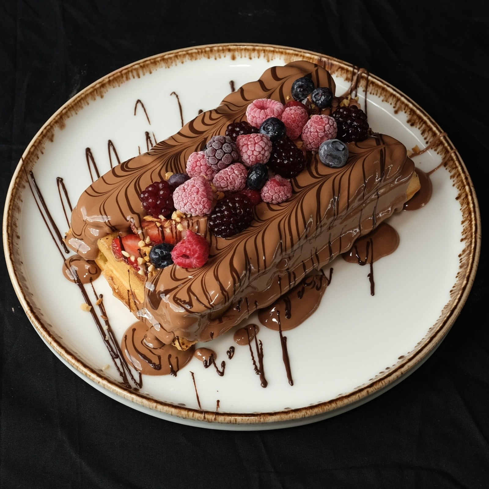 Kremalı Orman Meyveli Waffle