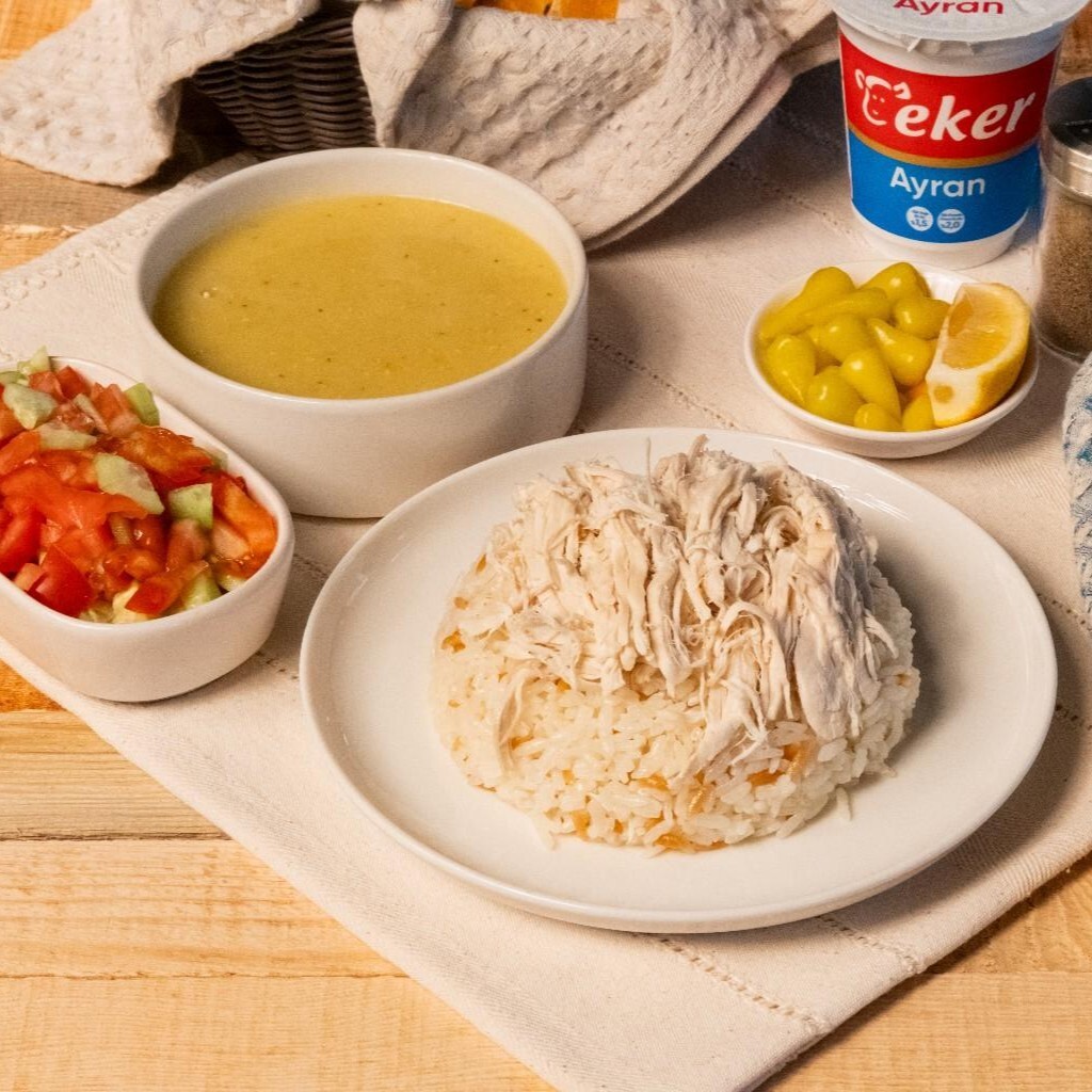 Tavuklu Pilav Menü ( Tavuklu Pilav + Seçeceğiniz Çorba + 270ml Ayran + Garnitür Salata )