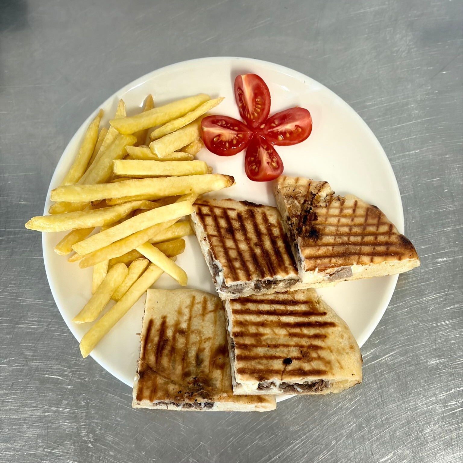 Kavurmalı Eritme Peynirli Tost