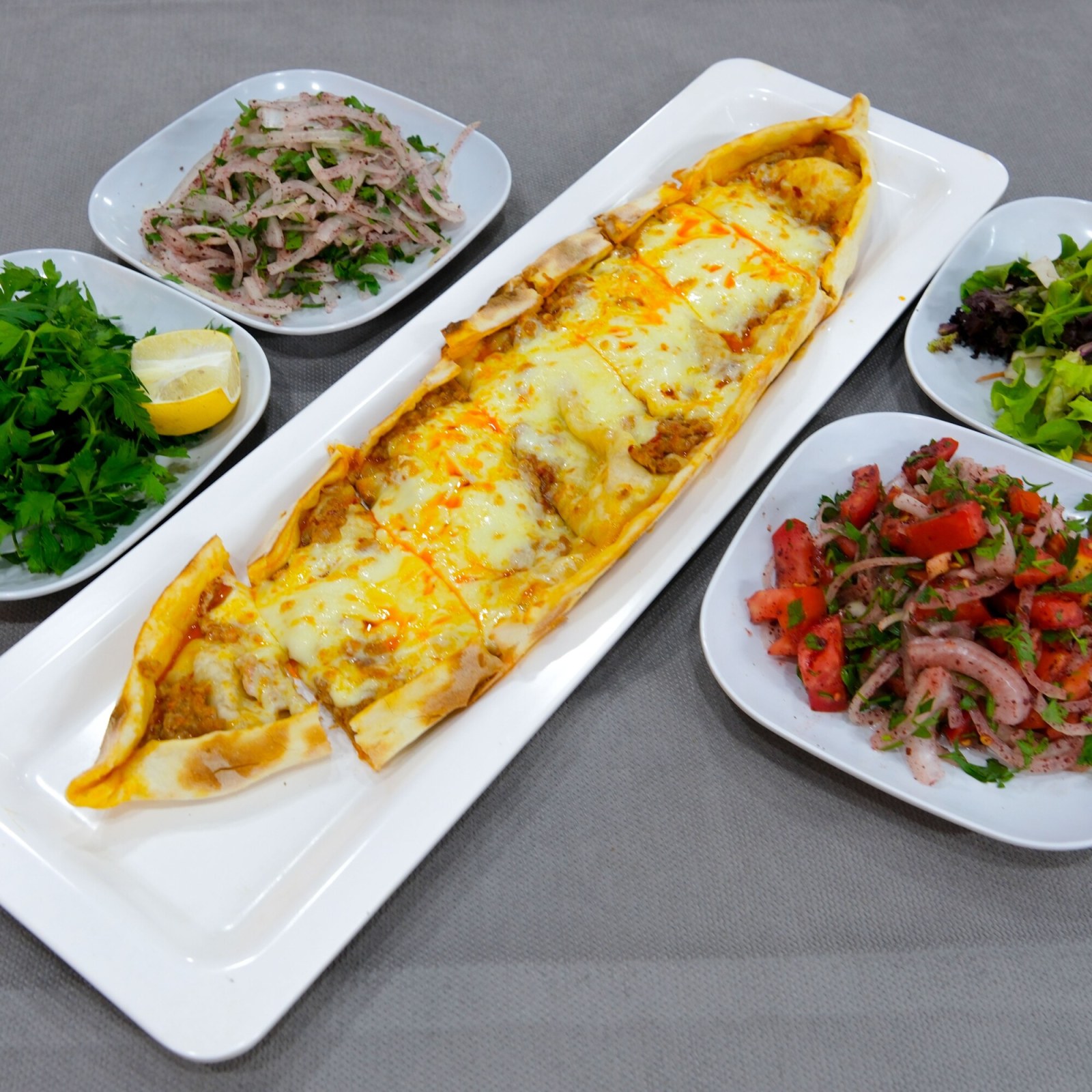 Kıymalı Kaşarlı Pide
