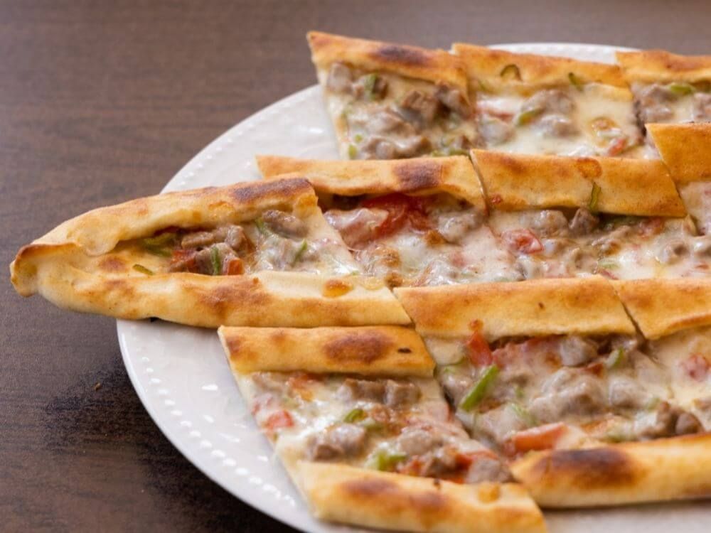Kuşbaşı Kaşar Mantarlı Pide