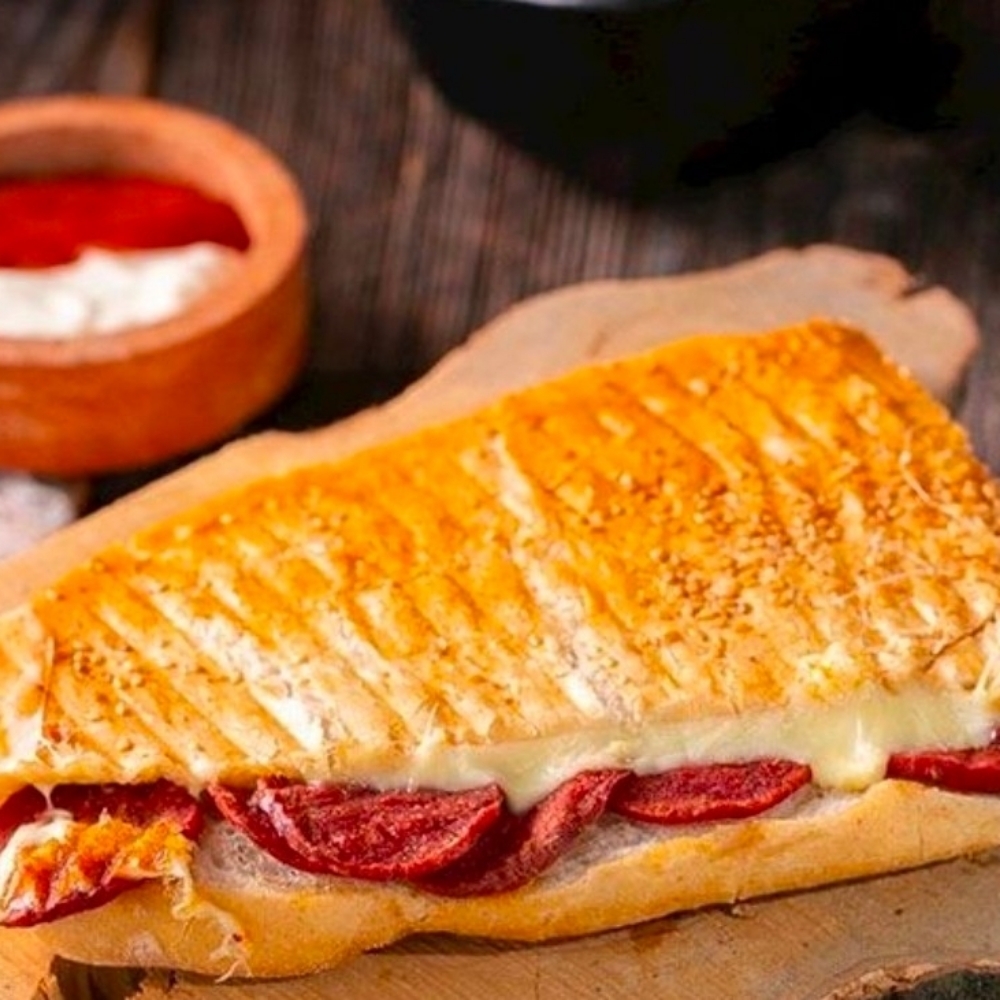 Sucuk Kaşarlı Tost