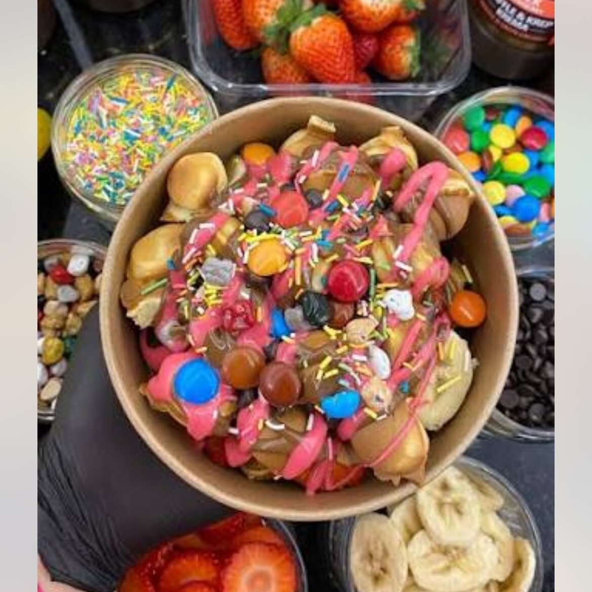 Çilekli ve Beyaz çikolatalı waffle