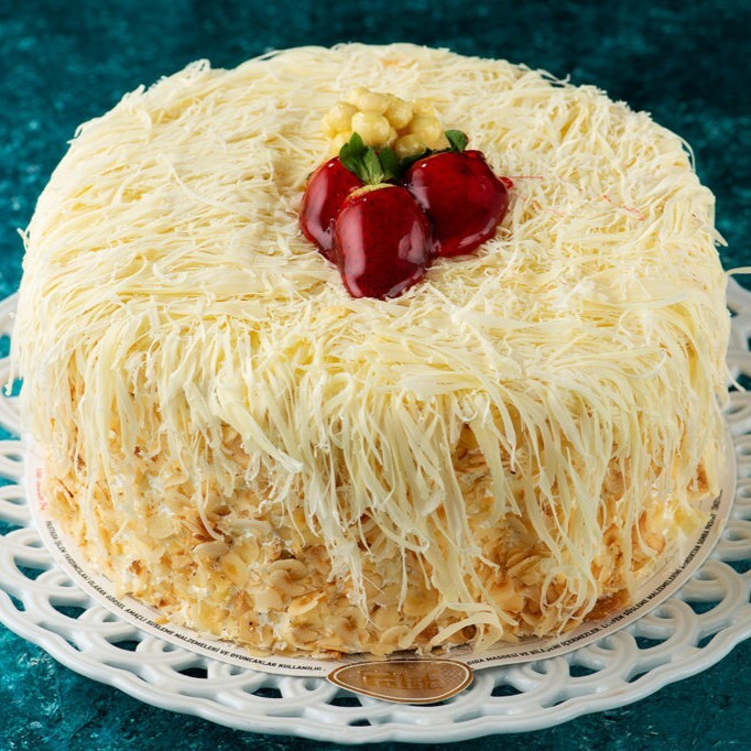 Çilekli Muzlu Beyaz Kremalı Pasta 4-6 Kişilik