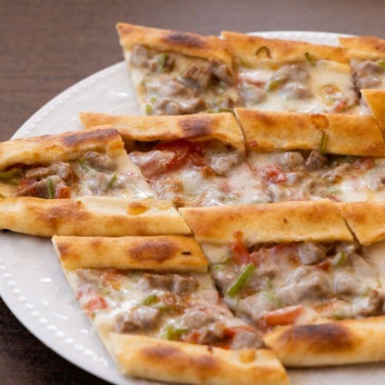 Kuşbaşı kaşarlı Pide