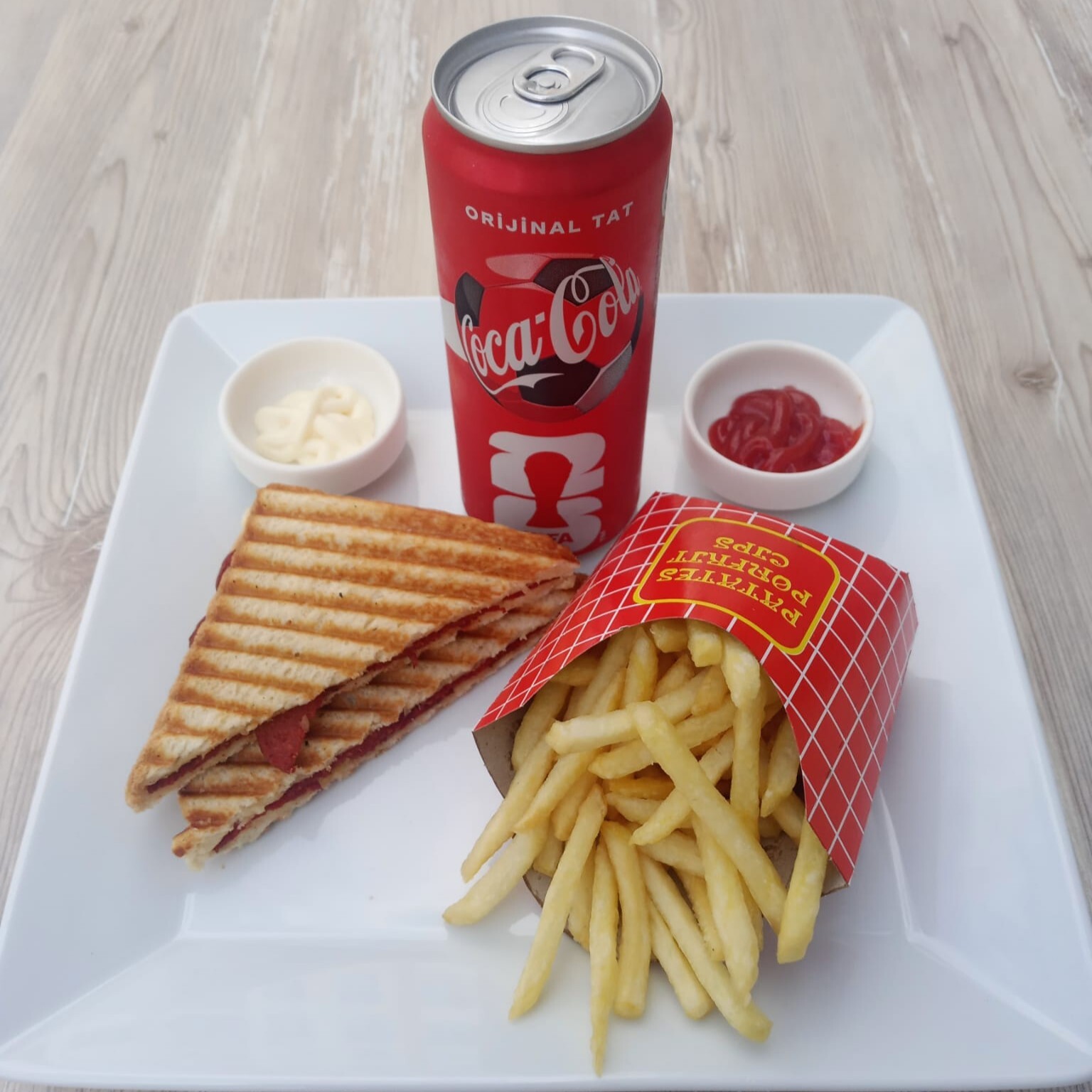 Sucuklu Tost + Patates Kızartması (120 gr) + Coca Cola (330 ml)