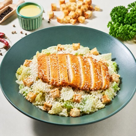 Schnitzel Sezar Soslu Salata