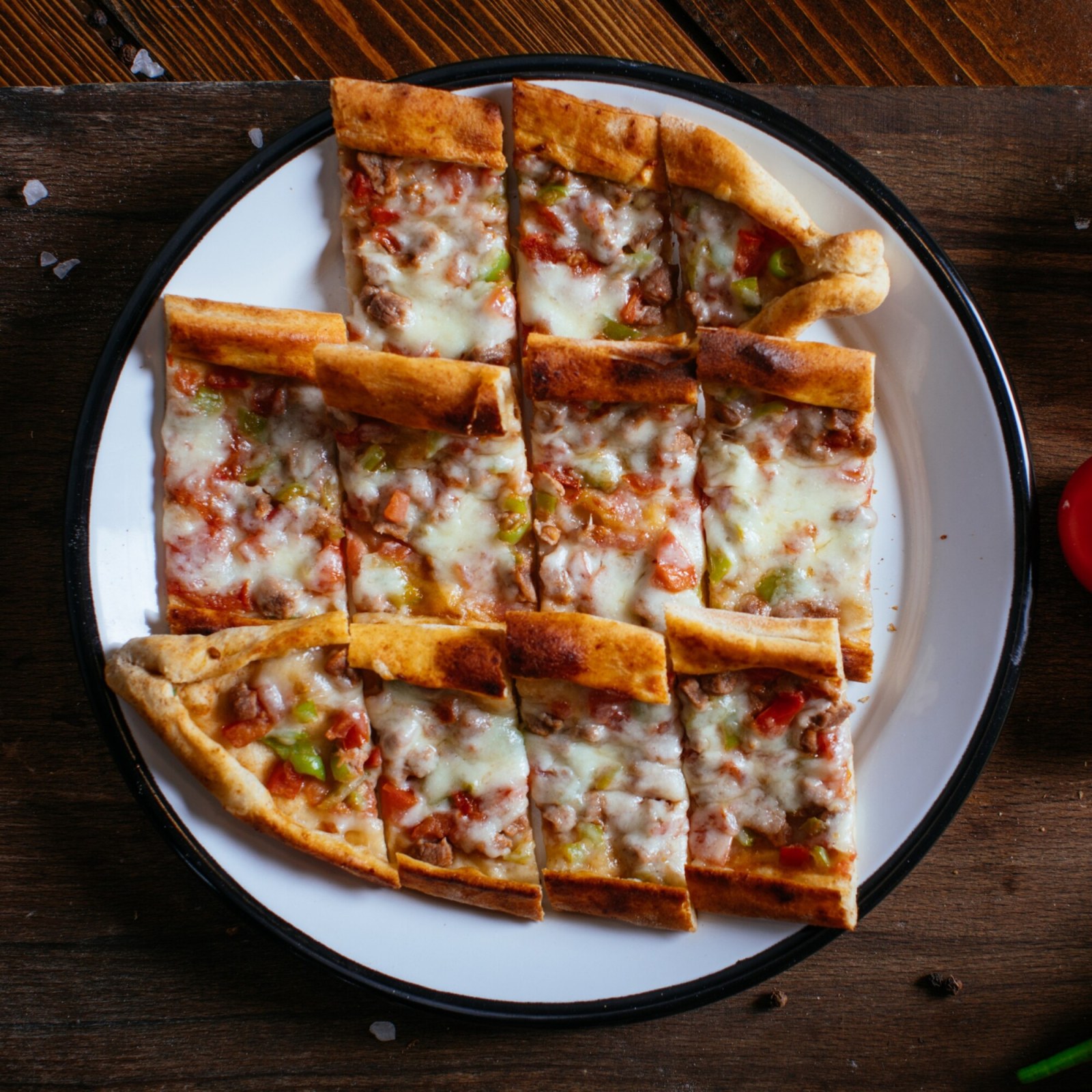 Kuşbaşılı Kaşarlı Pide