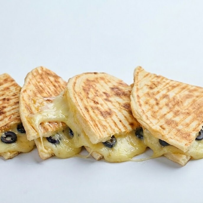 Kaşarlı & Zeytinli Bazlama Tost