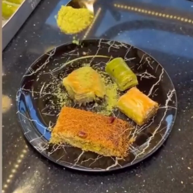 Fıstıklı Karışık Baklava (1 kg.)
