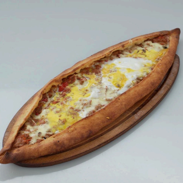 Kıymalı Kaşarlı Yumurtalı Pide