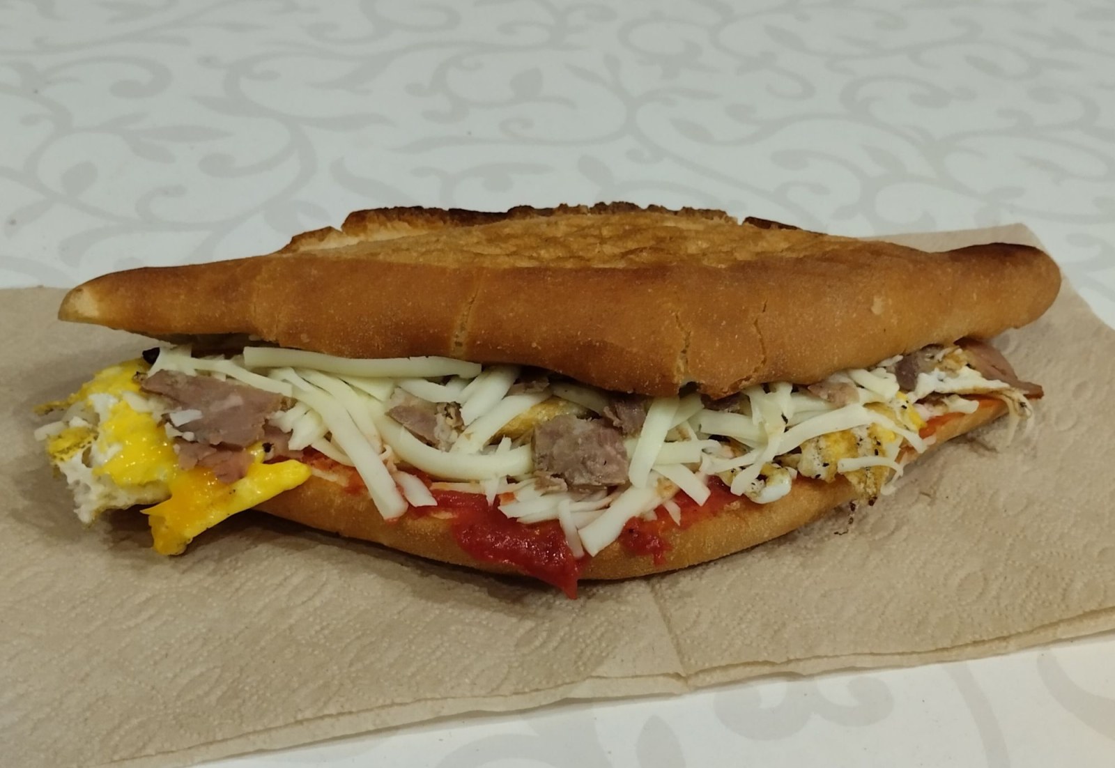 Ekmek kavurmalı yumurtalı kaşarlı