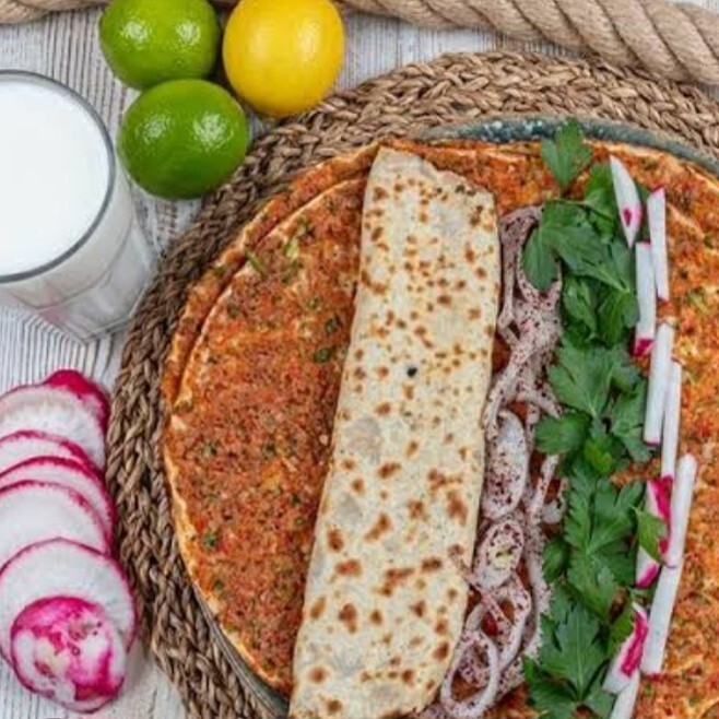 Gaziantep usulü Special Antep Lahmacun içi Bol ve Gerçek Lahmacun keyfi - Luxury Kebapçı Celo