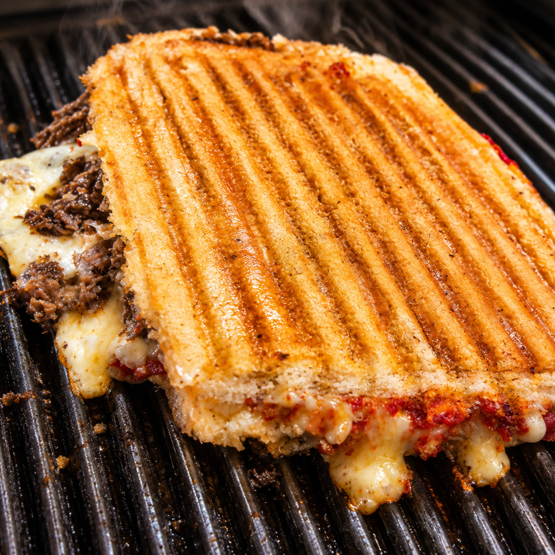 Yarim Tava Ekmeğine Kavurmalı Tost