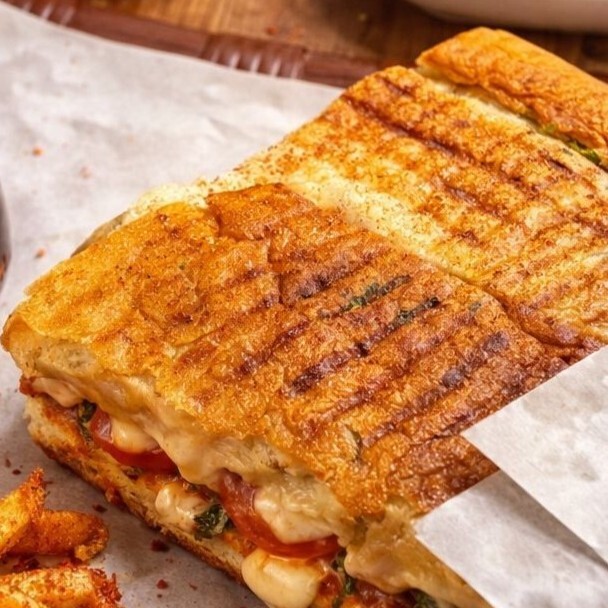 Üç Çeyrek Ekmek Arası Sucuklu Tost