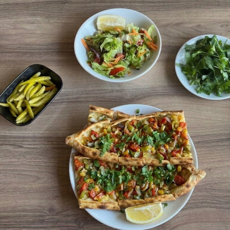 Kaşarlı Sebzeli Pide
