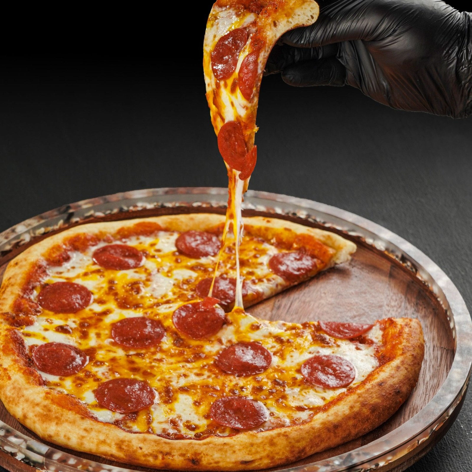 Cheddar Kenarlı Sucuklu Pizza