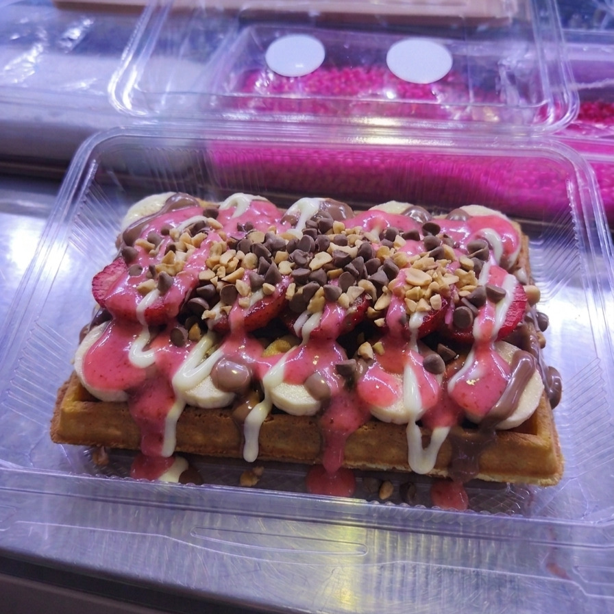 Çilek Soslu Waffle (Büyük Hamur)