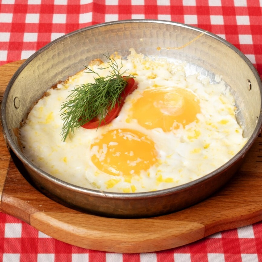 Sahanda Beyaz Peynirli Yumurta