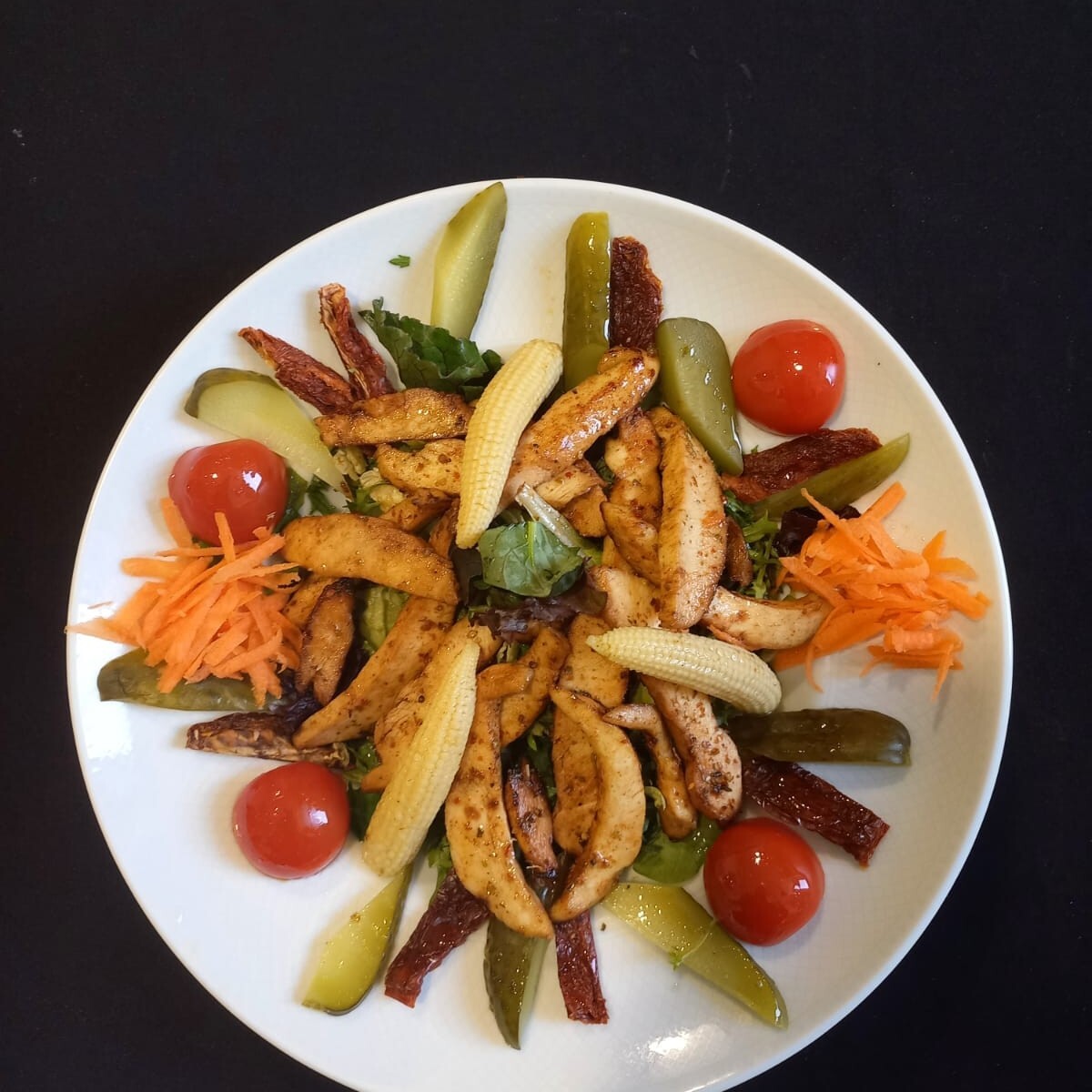 Izgara Tavuklu Salata